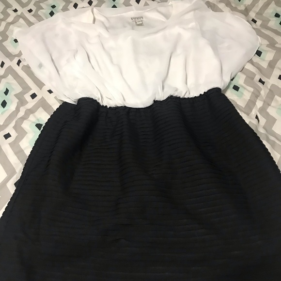 Dresses & Skirts - Black and white dress